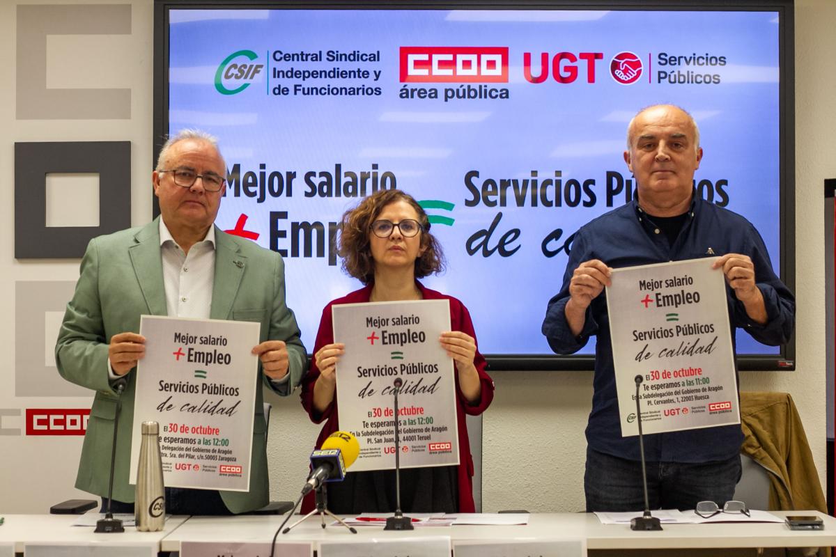 Esmeralda Gómez en el centro de la foto