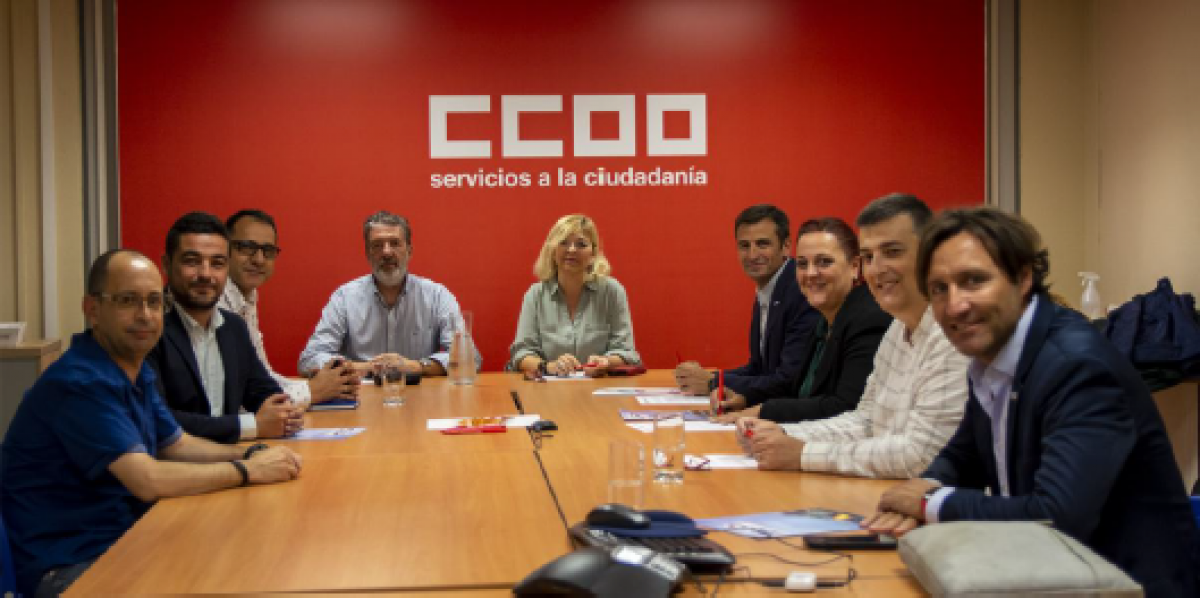 Al fondo, Francisco García, de FECCOO, y Juana Olmeda, de FSC-CCOO.